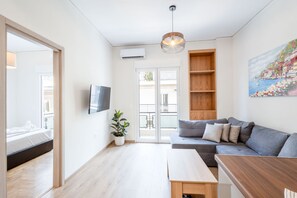 TV - Spacious 3-Bedroom Dual Apartment in City Centre (Athens)
