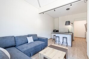 TV - Spacious 3-Bedroom Dual Apartment in City Centre (Athens)