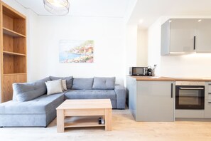 TV - Spacious 3-Bedroom Dual Apartment in City Centre (Athens)