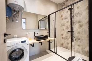 Douche, séchoir à cheveux, serviettes fournies, savon