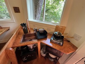 Coffee/tea maker, dining tables