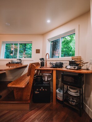 Cafetière/bouilloire, tables à manger