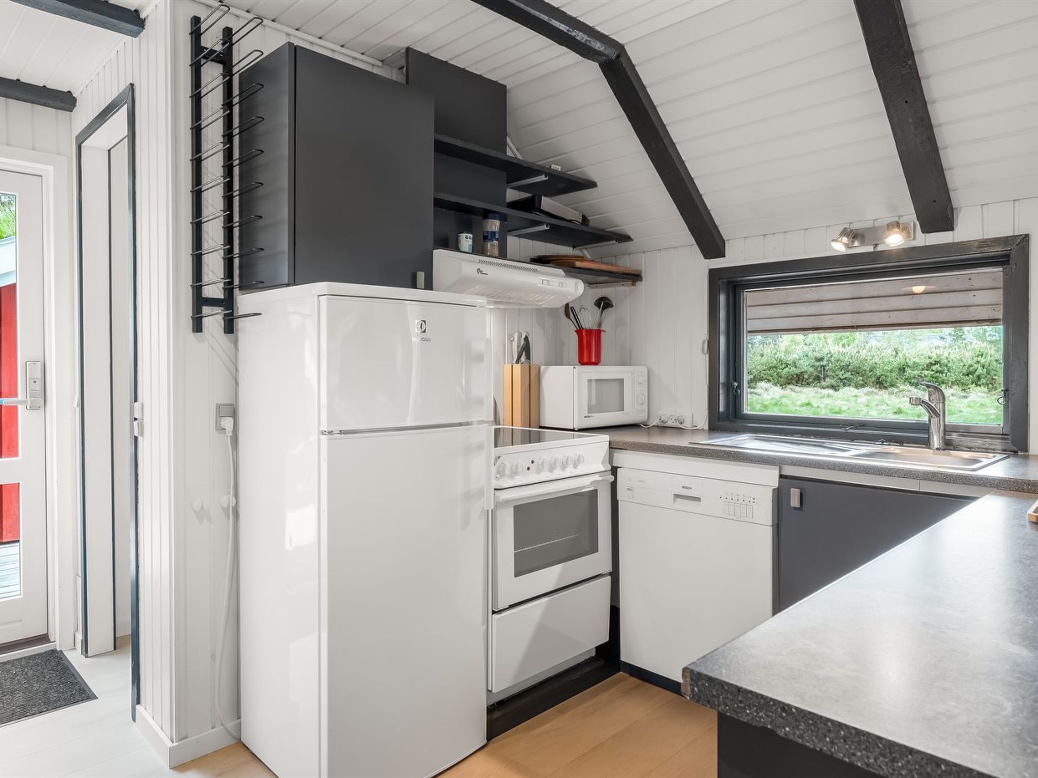 Fridge, microwave, dishwasher, cookware/dishes/utensils