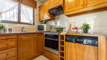 Een koelkast, een microgolfoven, een oven, een vaatwasser