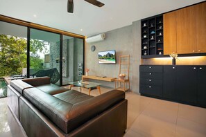 Villa Design - 4 sovrum - privat pool - sjöutsikt | Vardagsrum | 42-tums smart-tv med kabelkanaler