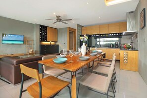 Design-villa - 4 soveværelser - privat pool - søudsigt | Spisning på værelset