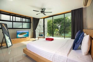 Design-Villa, 4 Schlafzimmer, eigener Pool, Seeblick | Ausblick vom Zimmer