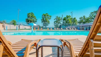 من حمّامات السباحة المغطاة، حمّام سباحة مُدفَّأ