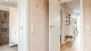 Un baño moderno con ducha, inodoro y tocador.