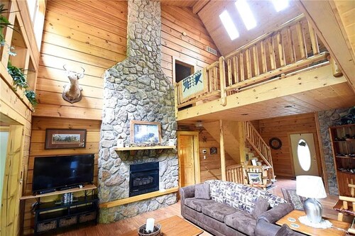 Rustic Elegance Lodge - Picturesque 6 bedroom cabin, Hot Tub, Pool Table