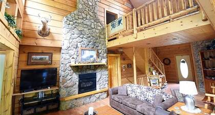 Rustic Elegance Lodge - Picturesque 6 bedroom cabin, Hot Tub, Pool Table