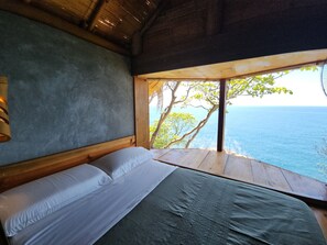 Dúplex panorámico, 2 habitaciones, vistas al mar, frente al mar | 1 dormitorio, sistema de insonorización, ropa de cama