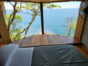 Habitación triple panorámica, varias camas, frente al mar | 1 dormitorio, sistema de insonorización, ropa de cama