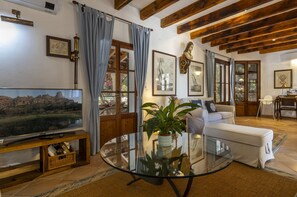 Televisión y chimenea 