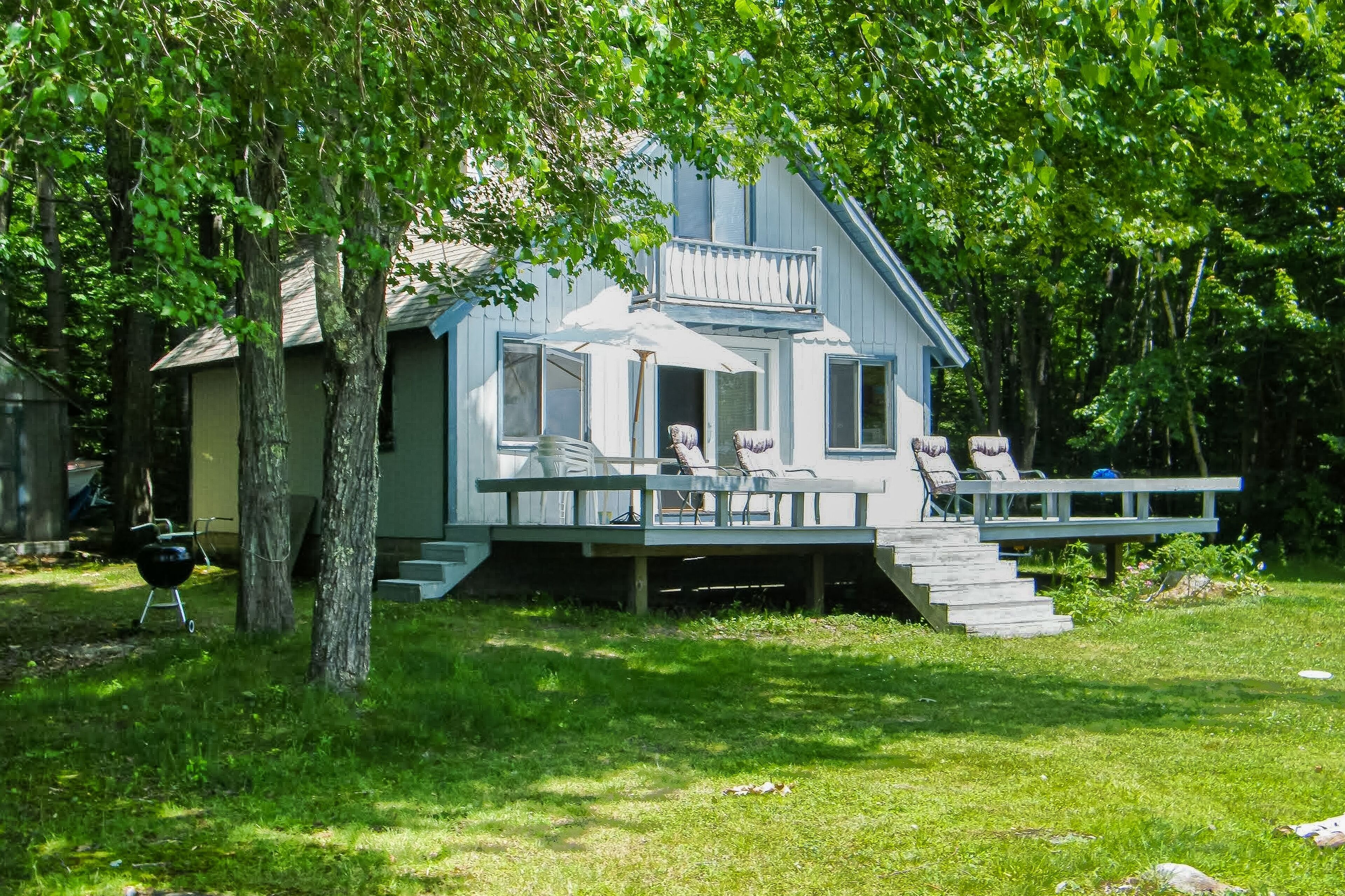 Lakefront house with outdoor shower, kayaks, firepit, deck, wifi, & grill