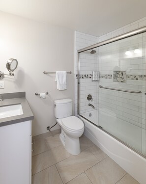 Doccia, asciugacapelli, asciugamani, sapone