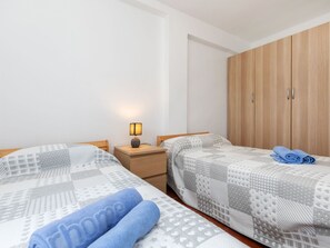 3 makuuhuonetta, työpöytä, silitysrauta/-lauta, Wi-Fi