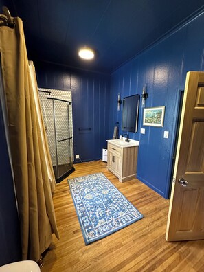 Dusj, hårføner, håndklær og såpe