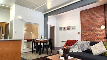 Departamento Deluxe | Área de sala de estar | Smart TV de 55 pulgadas con canales digitales