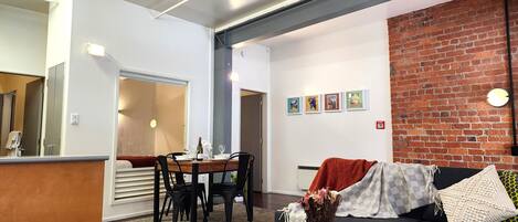 Departamento Deluxe | Área de sala de estar | Smart TV de 55 pulgadas con canales digitales