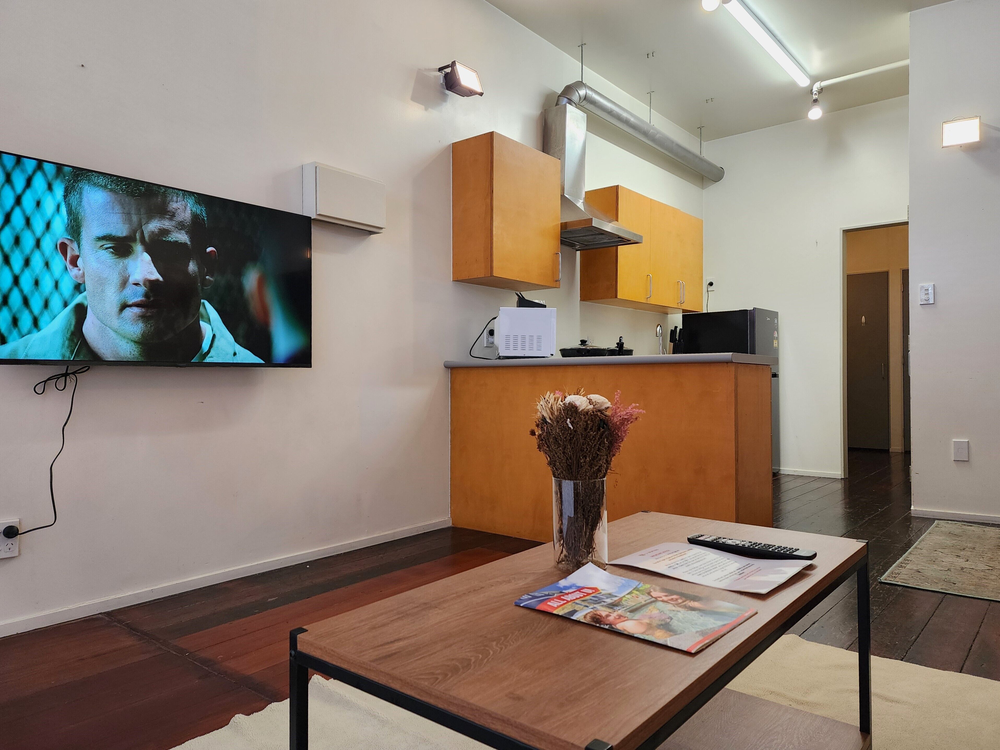 豪華公寓 | 起居區 | 55-吋智慧型電視，提供數位頻道