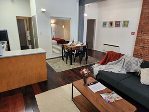 Departamento Deluxe | Área de sala de estar | Smart TV de 55 pulgadas con canales digitales 