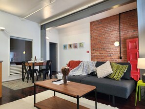 デラックス アパートメント | リビング エリア | 55 インチのスマートテレビ (デジタル放送視聴可)