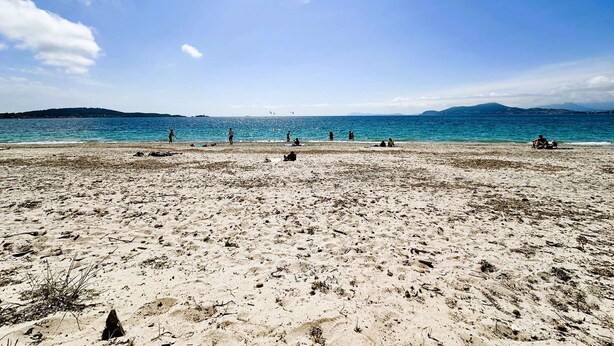 A beach with clear blue water and distant mountains. - Apartment for 4 guests, pet-friendly, 5 minutes from Almanarre Beach – Hyères (HYERES)