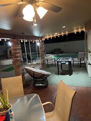 Outdoor dining - Charming, family friendly 4-bedroom house in NW Tucson with WiFi, AC and Pool (Tucson)