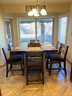 Dining - Charming, family friendly 4-bedroom house in NW Tucson with WiFi, AC and Pool (Tucson)