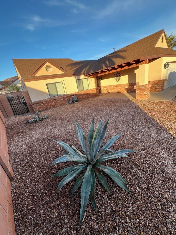 Exterior detail - Charming, family friendly 4-bedroom house in NW Tucson with WiFi, AC and Pool (Tucson)