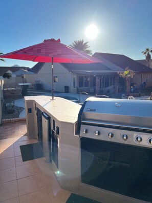 Terrace/patio - Charming, family friendly 4-bedroom house in NW Tucson with WiFi, AC and Pool (Tucson)