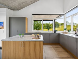 Kylskåp, mikrovågsugn, diskmaskin och grytor/köksredskap