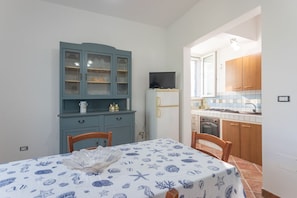 Fridge, oven, stovetop, cookware/dishes/utensils