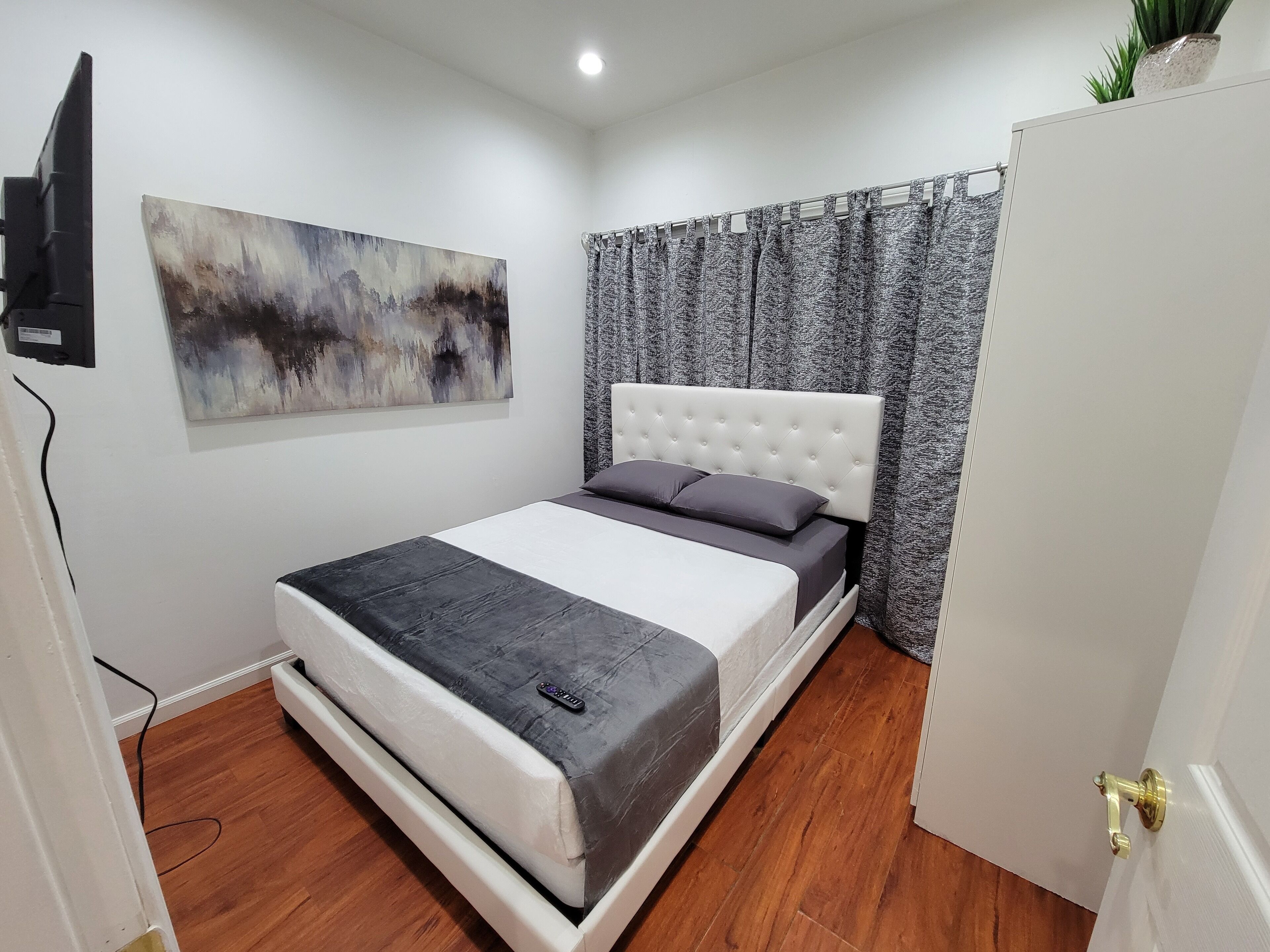 Budget Beverly Hills Cottage style 2 bedroom apt - 5 minutes from Rodeo Drive
