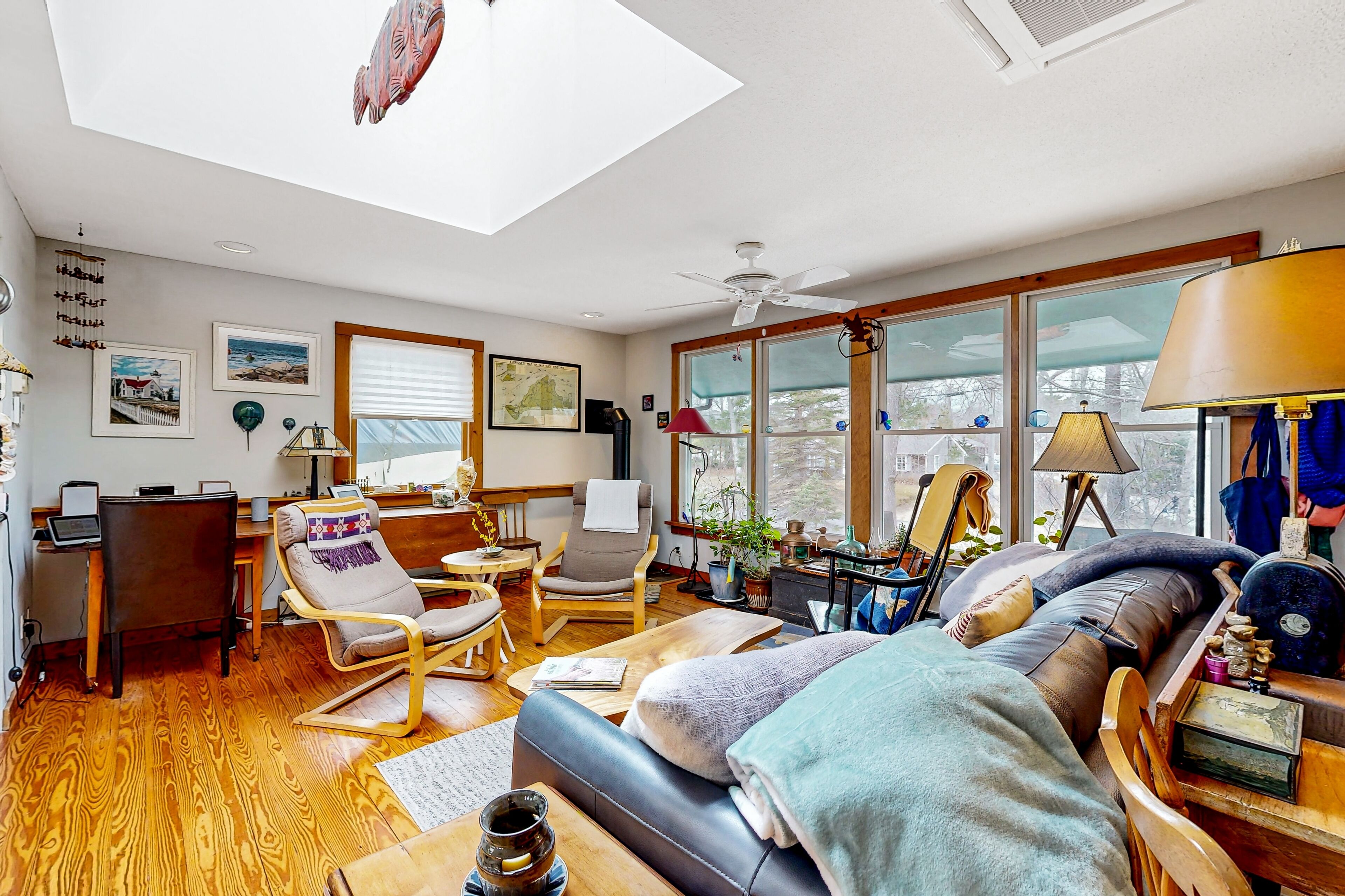 Classic home with screened porch - walk to town, beaches & Lake Tashmoo