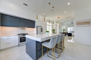 Fridge, microwave, oven, stovetop - Asena Luxury Oasis - Galleria
(Houston)