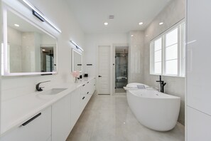 Douche, baignoire à jets, sèche-cheveux, bidet