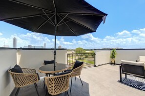 Outdoor dining - Asena Luxury Oasis - Galleria
 (Houston)