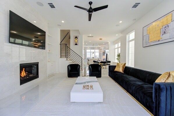 Smart TV, fireplace - Asena Luxury Oasis - Galleria
(Houston)