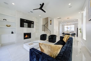 Smart TV, fireplace