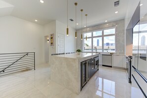 Fridge, microwave, oven, stovetop - Asena Luxury Oasis - Galleria
(Houston)