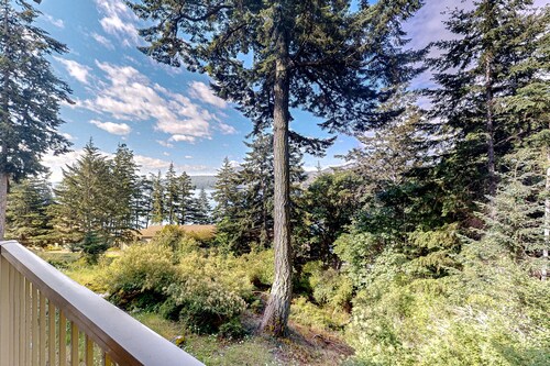 Ocean/mountain view condo with balcony & lovely location near Moran SP