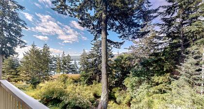 Ocean/mountain view condo with balcony & lovely location near Moran SP