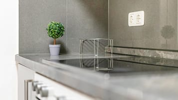 Frigorifero, microonde, forno, piano cottura