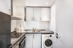 Frigorifero, microonde, forno, piano cottura