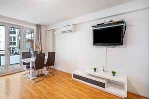 Dining - Aldars Urban Suite No.10 with Balcony, Wi-Fi, and Air Conditioning (München)