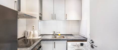 Kühlschrank, Mikrowelle, Ofen, Herdplatte