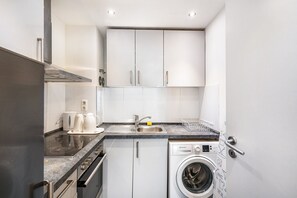 Een koelkast, een microgolfoven, een oven, een kookplaat