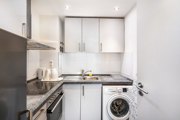 Frigorífico, microondas, horno y placa de cocina